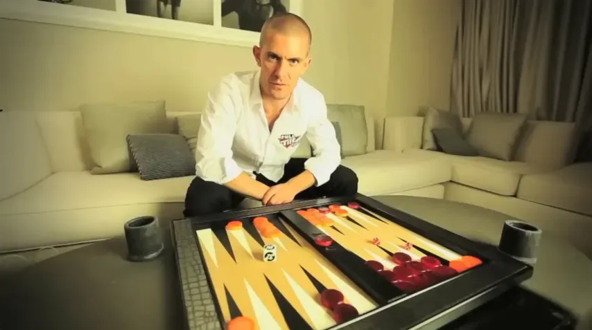 【扑克之星】“我就是个蠢货”——Gus Hansen 的崩塌与重生，从赌桌之神到输光数百万