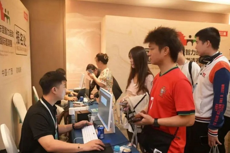 【扑克之星】第三届国门杯次日 | 广西三月三，主赛A组开打共135人次参赛，林峰CL携35人晋级第二轮，邓彪勇夺开幕赛冠军