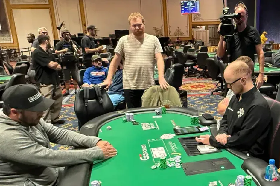 【扑克之星】WSOP主赛事“拖时间门”：为躺赚2万美金，他磨了整整17分钟