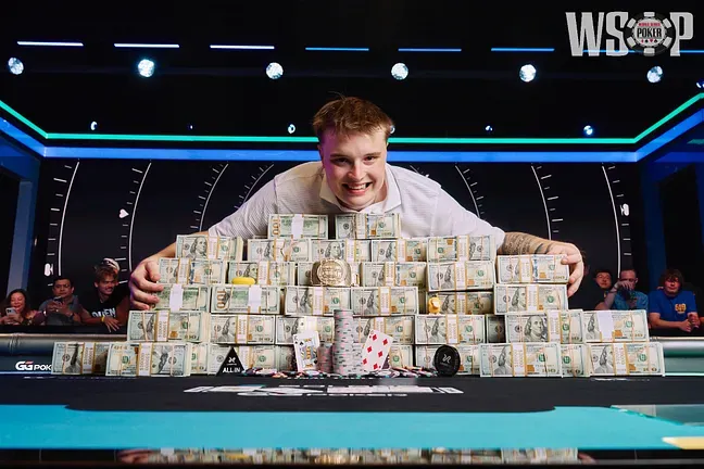 【扑克之星】Day1倒数第2到主赛冠军！HU他只用17手牌就赢走1000万刀！